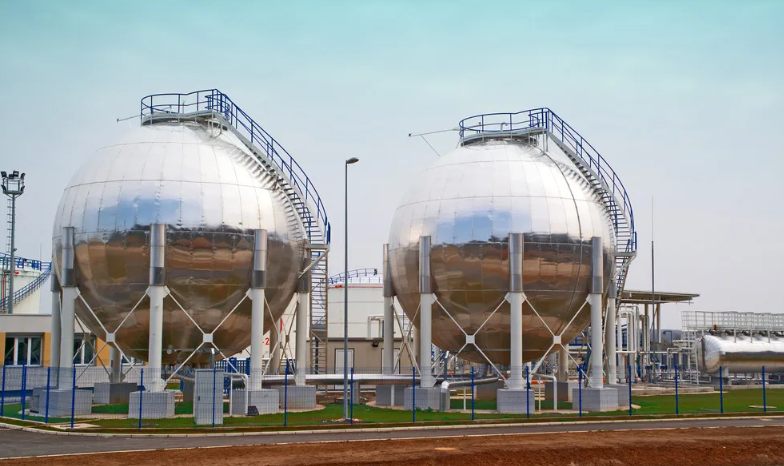 石油储罐的“保命王者”刷上它,静电不炸、腐蚀不烂,省大钱还保平安!