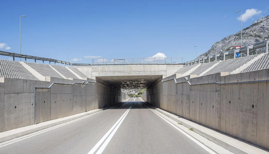 桥梁隧道刷它直接“长生不老”?灰色渗透保护剂凭啥卷疯工程圈,有人骂智商税有人抢着用!(images 1)