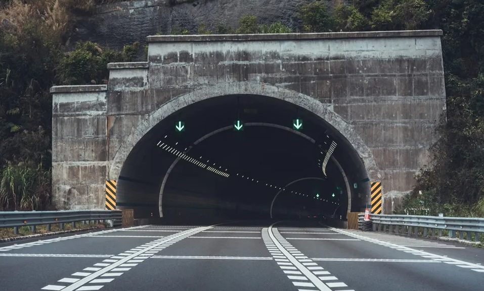 桥梁隧道刷它直接“长生不老”?灰色渗透保护剂凭啥卷疯工程圈,有人骂智商税有人抢着用!(images 3)