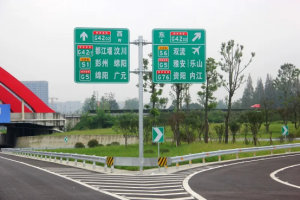 高速公路护栏与道路标志物：工程机械漆的大规模标...
