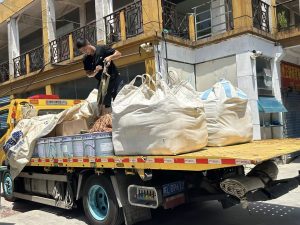 酷暑坚守发货一线，国产涂料整装出海